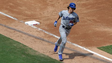 Zack Greinke ronda la tercera base tras pegar el quinto jonrón de su carrera.