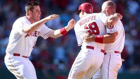 David Murphy es felicitado por sus compañeros de los Angels luego de batear el hit de la victoria.