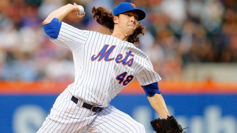 El joven as de los Mets, Jacob deGrom, lanza durante el partido del miércoles en Nueva York.