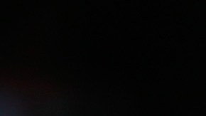 CC Sabathia, abridor de los Yankees, es atendido poco antes de abandonar el juego del domingo por lesión de la rodilla derecha.