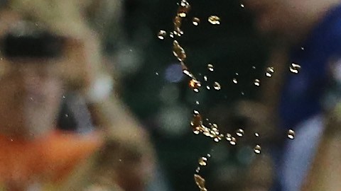 Los Astros de Houston festejan el jonrón de Jason Castro en la décima entrada para dejar tendidos a los Dodgers el domingo.