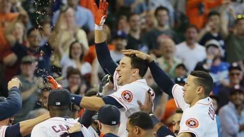 Los Astros de Houston festejan el jonrón de Jason Castro en la décima entrada para dejar tendidos a los Dodgers el domingo.