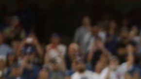Jake Arrieta reacciona al ponchar a Chase Utley para el out 27 y completar su primer juego sin hit ni carrera.