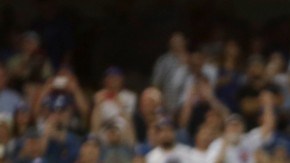 Jake Arrieta reacciona al ponchar a Chase Utley para el out 27 y completar su primer juego sin hit ni carrera.