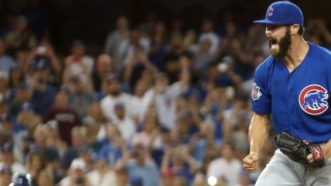 Jake Arrieta reacciona al ponchar a Chase Utley para el out 27 y completar su primer juego sin hit ni carrera.