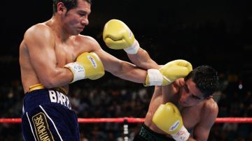 Acción de la tercera batalla entre Marco Antonio Barrera (izq.) y Erik Morales, tal vez la mejor rivalidad de la historia entre peleadores mexicanos.