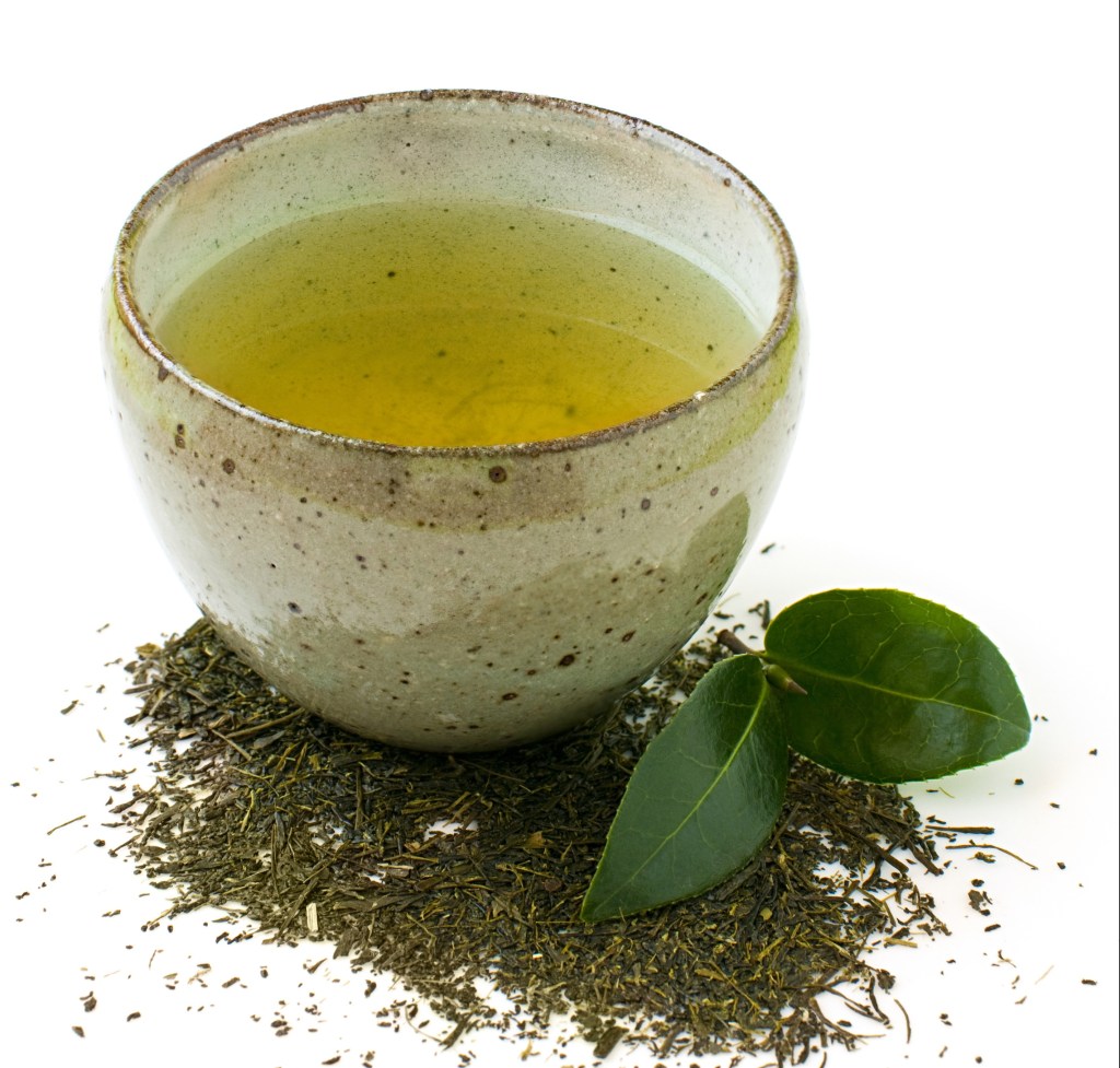 El té verde contiene catechina, un antioxidante que ayuda a evitar la inflamación y la producción de caries.
