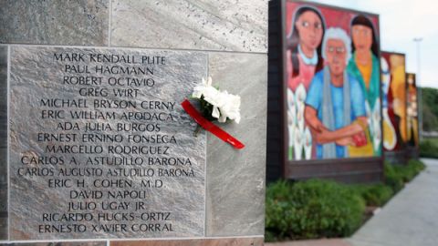 Placa con nombres de víctimas del Sida en The Wall Las Memorias, en Lincoln Park.