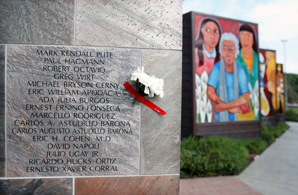 Placa con nombres de víctimas del Sida en The Wall Las Memorias, en Lincoln Park.