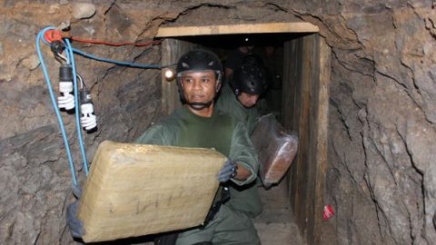 Agentes sacan los empaques de drogas del interior del túnel que fue descubierto el martes entre Otay Mesa y San Diego.