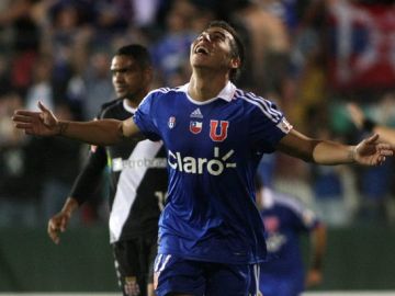 Eduardo Vargas, de la U de Chile, extiende los brazos y ve al cielo para festejar su gol de ayer ante el Vasco da Gama.