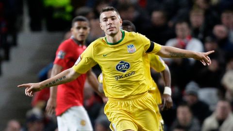 Darren Ambrose, del Crystal Palace, celebra el gol que anotó ante el Manchester United en el partido de ayer en la Carling Cup.