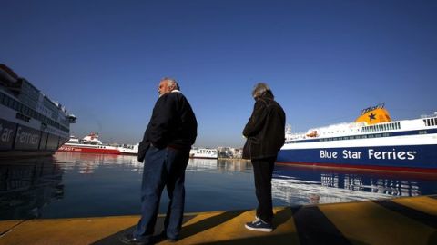 Dos huelgistas esperaban la llegada de un buque en el muelle del Pireo, cerca de Atenas.