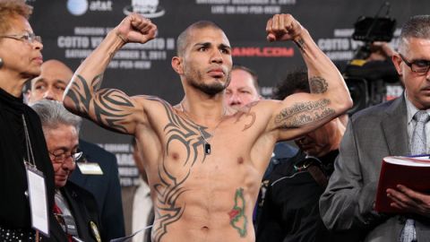 Muy serio, Miguel Cotto da el peso en la romana durante la ceremonia de pesaje.