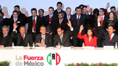 La plana mayor del Partido Revolucionario Institucional respalda la salida de su presidente nacional, en la Ciudad de México.