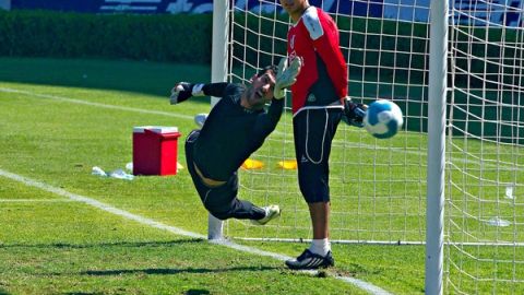 Liborio Sánchez, guardameta de Gallos Blancos, en acción durante las prácticas de ayer en el estadio La Corregidora de Querétaro.