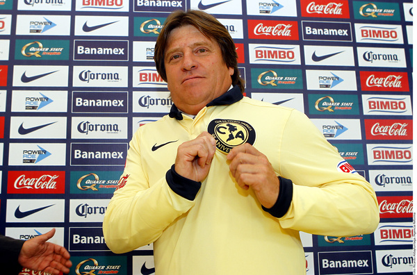 Miguel Herrera muestra el logo del equipo al que tratará de sacar de la mediocridad en el próximo Torneo Clausura 2012.