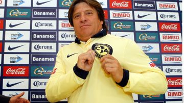 Miguel Herrera muestra el logo del equipo al que tratará de sacar de la mediocridad en el próximo Torneo Clausura 2012.