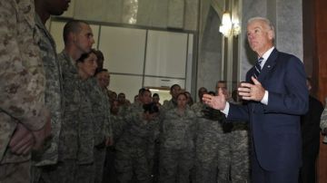 El vicepresidente, Joe Biden, se dirige a las tropas en el palacio AlFaw, en el Campamento Victoria.