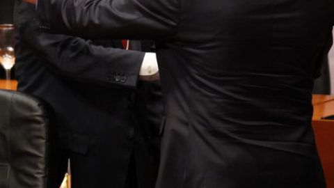 El presidente de Venezuela, Hugo Chávez (d), saluda a su homólogo de México, Felipe Calderón, ayer,  en apertura de CELAC, en Caracas.