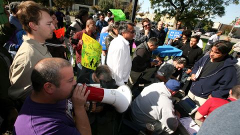 Dueños de viviendas embargadas junto a los indignados, pidiendo justicia en Norwalk