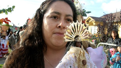 A partir de hoy, y toda la semana, se celebrarán misas y diversas actividades en honor de la virgen, aquí en manos de una devota.