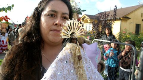 A partir de hoy, y toda la semana, se celebrarán misas y diversas actividades en honor de la virgen, aquí en manos de una devota.