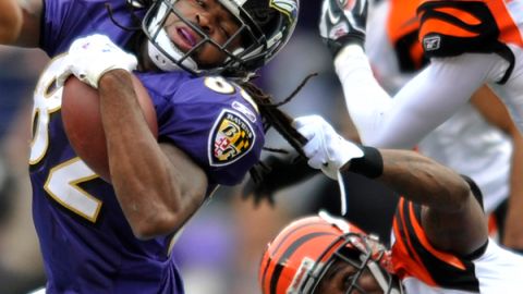 Adam Jones (der.), de Cincinnati, trata de frenar a Torrey Smith, de Baltimore, tomándolo del pelo en encuentro del 20 de noviembre.