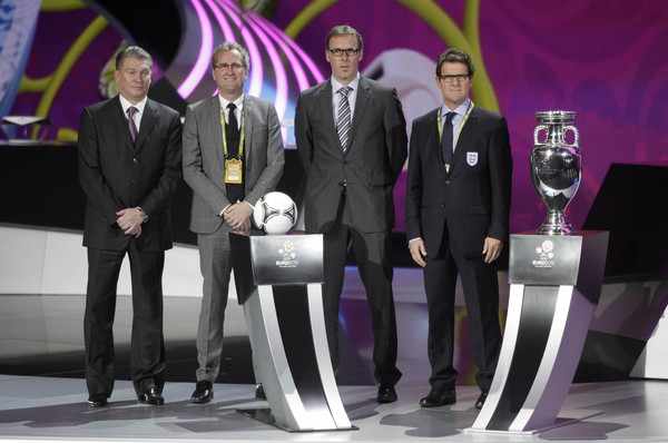 El entrenador de Ucrania, Oleh Blokhin; el de Fancia: Laurent Blanc; el de Suecia: Eric Hamren; y el de Inglaterra: Fabio Capello, integran el Grupo B. (izq a der.)