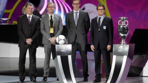 El entrenador de Ucrania, Oleh Blokhin; el de Fancia: Laurent Blanc; el de Suecia: Eric Hamren; y el de Inglaterra: Fabio Capello, integran el Grupo B. (izq a der.)