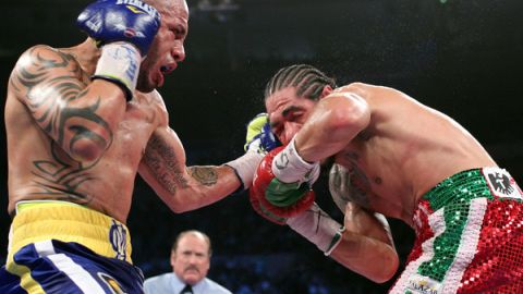 Miguel Ángel Cotto conecta un jab, su arma mortal toda la noche, sobre el ojo del 'Tornado de Tijuana'.