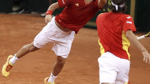 Feliciano López (der.) y Fernando Verdasco se combinan para poder devolver un saque.