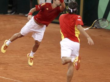 Feliciano López (der.) y Fernando Verdasco se combinan para poder devolver un saque.
