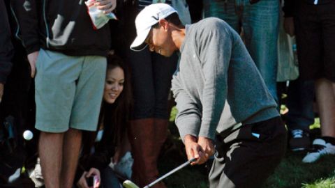 Tiger Woods dispara su segundo tiro en el tercer hoyo.