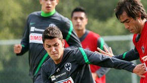 Jugadores de Rayados del Monterrey disputan el esférico en partido de preparación, de cara al Mundial de Clubes de Japón 2011.