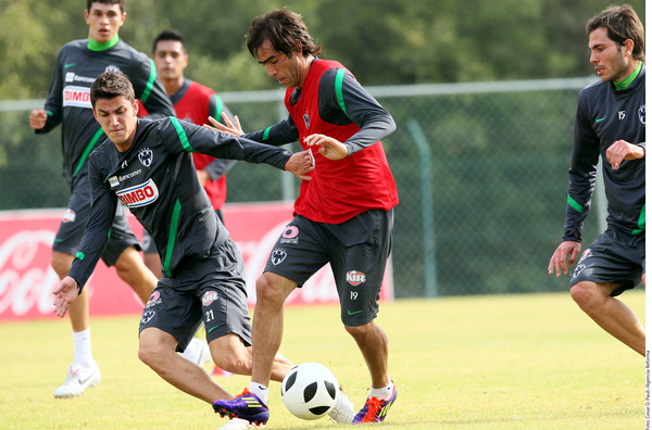 Jugadores de Rayados del Monterrey disputan el esférico en partido de preparación, de cara al Mundial de Clubes de Japón 2011.