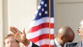 Herman Cain dice adiós a la candidatura republicana ante un grupo de seguidores en su cuartel general en Atlanta.