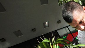 El también matemático colombiano, Henry Sánchez Pardo, siembra un árbol a su paso por la ciudad de Los Ángeles.