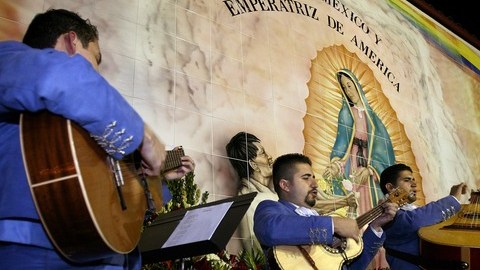 El Mariachi Voz de América le toca las 'Mañanitas' a la Virgen de Guadalupe en la Iglesia de la Placita de LA.
