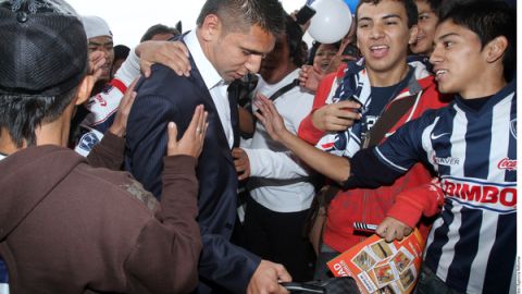 Los jugadores de Monterrey viajaron ayer a Japón y en el aeropuerto de Apodaca fueron despedidos por sus seguidores.