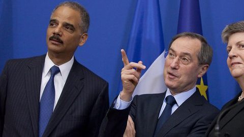 El secretario de Justicia de EEUU, Eric Holder (izda), asistía a una rueda de prensa tras una reunión bilateral  en París, Francia, ayer.