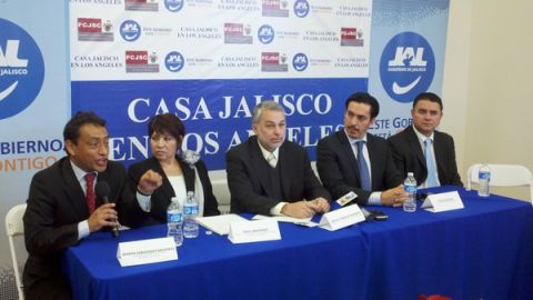 El gobernador Emilio González (en el medio) con la presidenta de la Federación Jalisciense, Pina Hernández, y el cónsul David Figueroa, durante la inauguración de la Casa Jalisco.