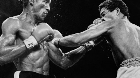 Cervantes (izq.) castiga a Wilfredo Benítez en memorable combate.