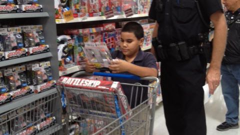 “Estoy muy, muy feliz”, repetía Christian Cruz con una desbordante sonrisa mientras empujaba el carrito de compras.