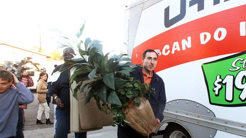 Con ayuda de amigos, Arturo de los Santos devuelve sus pertenencias al hogar de Riverrside que perdió por embargo en 2009.