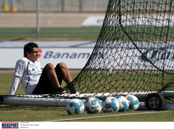 El portero del Santos, Oswaldo Sánchez, toma un descanso luego del entrenamiento de ayer con miras al juego de ida de mañana.