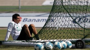El portero del Santos, Oswaldo Sánchez, toma un descanso luego del entrenamiento de ayer con miras al juego de ida de mañana.