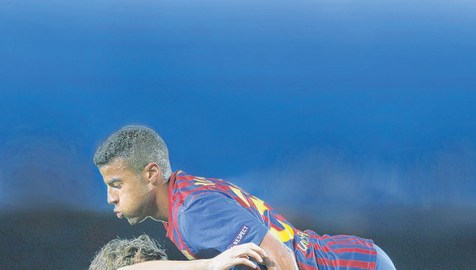 Jugadores del Barcelona celebran la segunda anotación del equipo sobre el BATE en el Camp Nou.