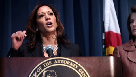 Kamala Harris (izq.), procuradora del Estado Dorado, y Catherine Cortez, su homóloga de Nevada, durante la rueda de prensa.