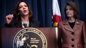 Kamala Harris (izq.), procuradora del Estado Dorado, y Catherine Cortez, su homóloga de Nevada, durante la rueda de prensa.